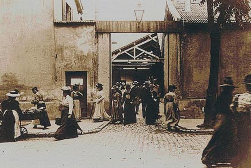 19 mars 1895_1er-film-histoire-cinéma-considéré-la-sortie-de-l’usine-lumière-à-lyon-fr_wp